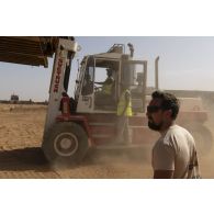 Le maître Mathieu, major de camp, supervise le chargement des camions en zone logistique de la base de Ménaka, au Mali.