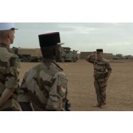 Un chef de section du 1er régiment étranger de génie (RG) commande ses légionnaires pour la cérémonie de Camerone à Ménaka, au Mali.