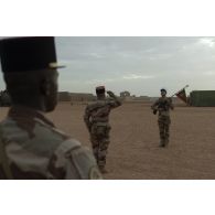 Un chef de section salue le fanion du 1er régiment étranger de génie (RG) pour la cérémonie de Camerone à Ménaka, au Mali.