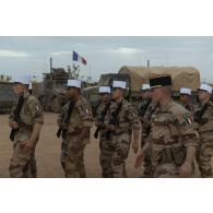 Un chef de section du 1er régiment étranger de génie (RG) défile avec ses légionnaires pour la cérémonie de Camerone à Ménaka, au Mali.