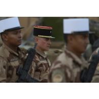 Un chef de section du 1er régiment étranger de génie (RG) défile avec ses légionnaires pour la cérémonie de Camerone à Ménaka, au Mali.