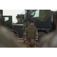 Un commandant d'unité du 21e régiment d'infanterie de marine (RIMa) asssite à la cérémonie de Camerone à Ménaka, au Mali.