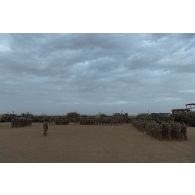 Un commandant d'unité du 21e régiment d'infanterie de marine (RIMa) prononce un discours devant les soldats rassemblés pour la cérémonie de Camerone à Ménaka, au Mali.