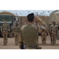 Rassemblement des soldats pour la cérémonie de Camerone à Ménaka, au Mali.