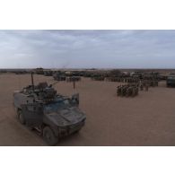 Rassemblement de soldats pour la cérémonie de Camerone à Ménaka, au Mali.