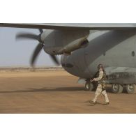 Un soldat italien sécurise le chargement d'un avion cargo Alenia C-27 Spartan II de l'Aeronautica Militare sur la base de Ménaka, au Mali.