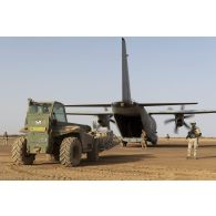 Un chariot téléscopique Merlo charge du fret à bord d'un avion cargo Alenia C-27 Spartan II de l'Aeronautica Militare sous la protection des soldats italiens sur la base de Ménaka, au Mali.