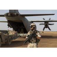 Un soldat italien sécurise le chargement d'un avion cargo Alenia C-27 Spartan II de l'Aeronautica Militare sur la base de Ménaka, au Mali.