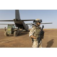 Un soldat italien sécurise le chargement d'un avion cargo Alenia C-27 Spartan II de l'Aeronautica Militare sur la base de Ménaka, au Mali.