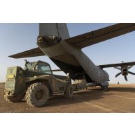 Un chariot téléscopique Merlo charge du fret à bord d'un avion cargo italien Alenia C-27 Spartan II de l'Aeronautica Militare sur la base de Ménaka, au Mali.