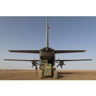 Un chariot téléscopique Merlo charge du fret à bord d'un avion cargo italien Alenia C-27 Spartan II de l'Aeronautica Militare sur la base de Ménaka, au Mali.