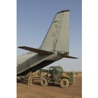 Un chariot téléscopique Merlo charge du fret à bord d'un avion cargo italien Alenia C-27 Spartan II de l'Aeronautica Militare sur la base de Ménaka, au Mali.