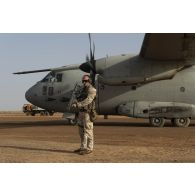Un soldat italien sécurise le chargement d'un avion cargo Alenia C-27 Spartan II de l'Aeronautica Militare sur la base de Ménaka, au Mali.