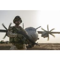 Un soldat italien sécurise le chargement d'un avion cargo Alenia C-27 Spartan II de l'Aeronautica Militare sur la base de Ménaka, au Mali.