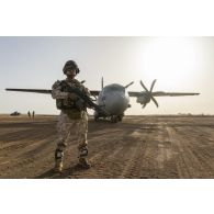 Un soldat italien sécurise le chargement d'un avion cargo Alenia C-27 Spartan II de l'Aeronautica Militare sur la base de Ménaka, au Mali.