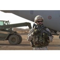 Un chariot téléscopique Merlo charge du fret à bord d'un avion cargo Alenia C-27 Spartan II de l'Aeronautica Militare sous la protection des soldats italiens sur la base de Ménaka, au Mali.