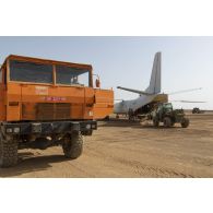 Un chariot téléscopique Merlo charge du fret à bord d'un avion cargo ukrainien Antonov An-26 sur la base de Ménaka, au Mali.