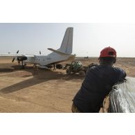 Un chariot téléscopique Merlo charge du fret à bord d'un avion cargo ukrainien Antonov An-26 sur la base de Ménaka, au Mali.