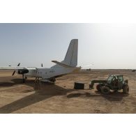 Un chariot téléscopique Merlo charge du fret à bord d'un avion cargo ukrainien Antonov An-26 sur la base de Ménaka, au Mali.