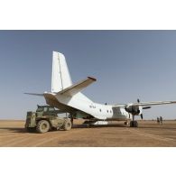 Un chariot téléscopique Merlo charge du fret à bord d'un avion cargo ukrainien Antonov An-26 sur la base de Ménaka, au Mali.