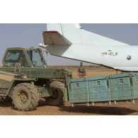 Un chariot téléscopique Merlo charge du fret à bord d'un avion cargo ukrainien Antonov An-26 sur la base de Ménaka, au Mali.