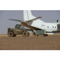 Un chariot téléscopique Merlo charge du fret à bord d'un avion cargo ukrainien Antonov An-26 sur la base de Ménaka, au Mali.