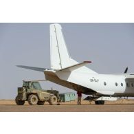 Un chariot téléscopique Merlo charge du fret à bord d'un avion cargo ukrainien Antonov An-26 sur la base de Ménaka, au Mali.