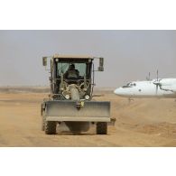 Une niveleuse Case 836C du 25e régiment du génie de l'air (RGA) nivelle le sol pour la réfection de la piste de Ménaka, au Mali.