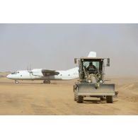 Une niveleuse Case 836C du 25e régiment du génie de l'air (RGA) nivelle le sol pour la réfection de la piste de Ménaka, au Mali.