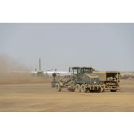Une niveleuse Case 836C du 25e régiment du génie de l'air (RGA) nivelle le sol pour la réfection de la piste de Ménaka, au Mali.