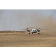 Décollage d'un avion cargo ukrainien Antonov An-26 sur la base de Ménaka, au Mali.