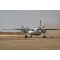 Décollage d'un avion cargo ukrainien Antonov An-26 sur la base de Ménaka, au Mali.