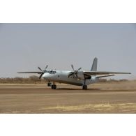 Décollage d'un avion cargo ukrainien Antonov An-26 sur la base de Ménaka, au Mali.
