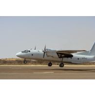 Décollage d'un avion cargo ukrainien Antonov An-26 sur la base de Ménaka, au Mali.