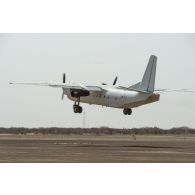 Décollage d'un avion cargo ukrainien Antonov An-26 sur la base de Ménaka, au Mali.