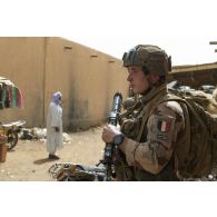 Un para du 1er régiment de chasseurs parachutistes (RCP) patrouille dans les rues de Ménaka, au Mali.