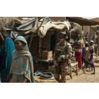 Un para du 1er régiment de chasseurs parachutistes (RCP) patrouille au marché de Ménaka, au Mali.