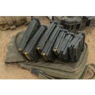 Vue des chargeurs de munition de 7,62 mm pour fusil d'assaut HK-417 sur le champ de tir de Ménaka, au Mali.