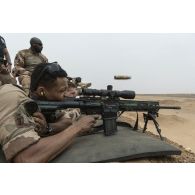 Un tireur de précision du 93e régiment d'artillerie de montagne (RAM) tire au fusil d'assaut HK-417 sur le champ de tir de Ménaka, au Mali.