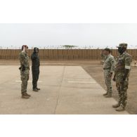 Le colonel Vincent Tassel et son homologue malien Issa Bagayoko saluent les troupes sur la base de Ménaka, au Mali.