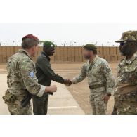 Le colonel Vincent Tassel et son homologue malien Issa Bagayoko saluent les troupes sur la base de Ménaka, au Mali.