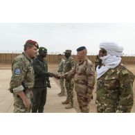 Le colonel Vincent Tassel et son homologue malien Issa Bagayoko saluent les troupes sur la base de Ménaka, au Mali.