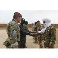 Le colonel Vincent Tassel et son homologue malien Issa Bagayoko saluent les troupes sur la base de Ménaka, au Mali.