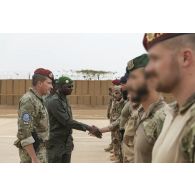 Le colonel Vincent Tassel et son homologue malien Issa Bagayoko saluent les troupes sur la base de Ménaka, au Mali.