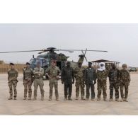 Le colonel Vincent Tassel pose aux côtés du son homologue malien Issa Bagayoko et sa délégation au terme de sa visite sur la base de Ménaka, au Mali.