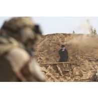 Un fusilier-marin s'entraîne au fusil d'assaut HK-416 sur le champ de tir de Ménaka, au Mali.