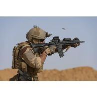 Un fusilier-marin s'entraîne au fusil d'assaut HK-416 sur le champ de tir de Ménaka, au Mali.