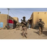 Des fusiliers-marins patrouillent dans les rues de Ménaka, au Mali.