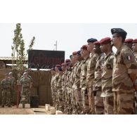 Rassemblement des soldats pour une cérémonie à Gao, au Mali.