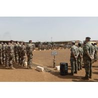 Rassemblement des soldats pour une cérémonie à Gao, au Mali.